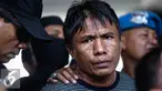 Tersangka kasus perampokan dan pembunuhan di Pulomas, Jakarta Timur, Ridwan Sitorus tiba di Bandara Halim Perdana Kusumah, Minggu (1/1). Ia ditangkap oleh aparat gabungan di sebuah pul bus di Medan, Sumatera Utara. (Liputan6.com/Faizal Fanani)