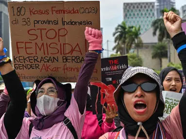 Pengujuk rasa dari Aliansi Perempuan Indonesia mengambil bagian dalam aksi protes di jalanan pada 16 Hari Internasional Penghapusan Kekerasan terhadap Perempuan, di Jakarta, 25 November 2024. (BAY ISMOYO/AFP)