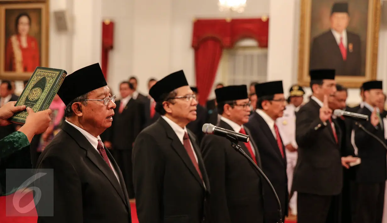 Lima menteri baru dan satu Sekretaris Kabinet saat pengambilan sumpah jabatan di Istana Negara, Jakarta, Rabu (12/8/2015). Presiden Jokowi  me-reshuffle sejumlah menteri Kabinet Kerja sekaligus melantik menteri baru. (Liputan6.com/Faizal Fanani)