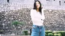 Joy mengenakan boot cut jeans yang dipadukan dengan long slevee putih. Sepatu sneakers pun membuat tampilannya lebih simple dan nyaman. Dok. Instagram @_imyour_joy