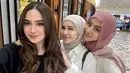 Syifa Hadju, Kesha Ratuliu, dan Margin Wieheerm tampil dengan busana yang simpel. Meski Syifa hanya pakai sweater, Kesha memakai kemeja putih dan Margin pakai baju kaus, namun penampilan ketiganya tetap stylish. Polesan makeup natural membuat Syifa, Kesha, dan Margin jadi makin cantik. Sudah jadi ibu, kebersamaaan Kesha dan Margin Wieheerm seperti ABG di foto ini. (Liputan6.com/IG/@kesharatuliu05)