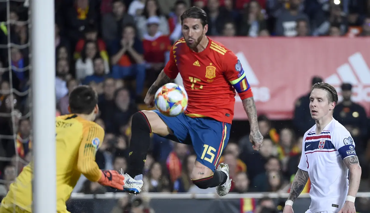 Bek Spanyol, Sergio Ramos, berusaha membobol gawang Norwegia pada laga Kualifikasi Piala Eropa 2020 di Stadion Mestalla, Valencia, Sabtu (23/3). Spanyol menang 2-1 atas Norwegia. (AFP/Jose Jordan)