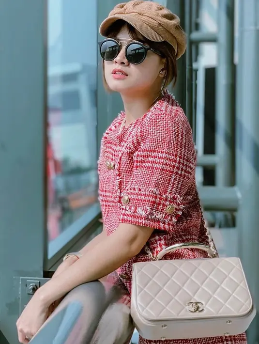 Mantan kekasih Dwi Andhika ini memang selalu tampil memesona di setiap kesempatan. Meski terkesan sederhana, namun penampilan Chika Jessiva terlihat trendi dan stylish dengan tambahan kacamata. Tak hanya itu, topi yang ia kenakan juga membuatnya semakin kece. (Liputan6.com/IG/@chikajessica88)