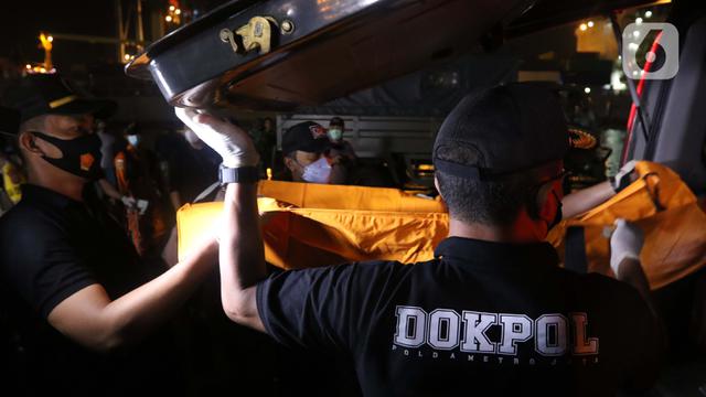 FOTO: Tim DVI Polri Evakuasi Kantong Jenazah Diduga Bagian Tubuh Penumpang Sriwijaya Air SJ 182