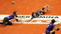 Dua pemain putri Jakarta Elektrik PLN terjatuh saat berusaha mengembalikan bola melawan Jakarta Pertamina Energi pada lanjutan Proliga 2016 di Hall Basket Gelora Bung Karno, Senayan, Jakarta, Sabtu (2/4/2016). (Bola.com/Nicklas Hanoatubun)