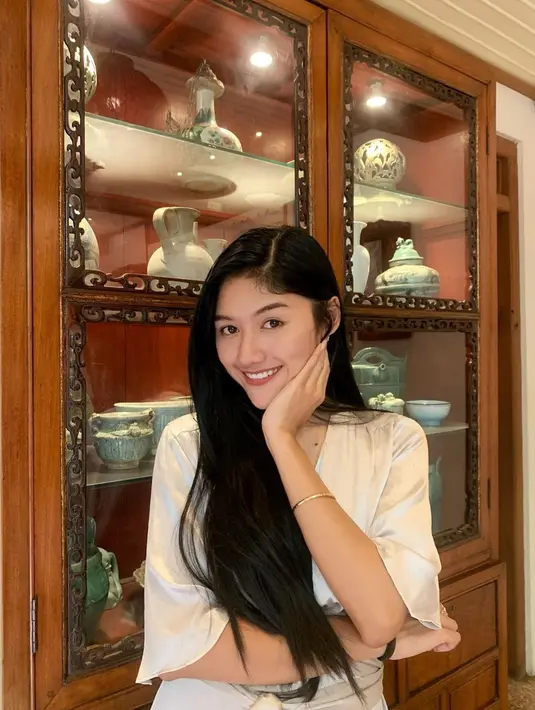 Erina Gudono cukup populer di Instagram. Saat ini akun Instagram @erikagudono memiliki 70,8 ribu followers. Potret cantik menawan dari Erina Gudono pakai outfit putih kian sempurna saat ia tersenyum. Tak ayal foto ini pun banjir like dan komentar dari netizen. (Liputan6.com/IG/@erinagudono)