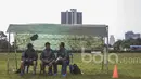 Pelatih Timnas Indonesia U-19, Indra Sjafri, didampingi asistennya Djarot Supriadi (kanan), memantau seleksi Timnas Indonesia U-19 di Lapangan Aldiron, Jakarta, Kamis (23/2/2017). (Bola.com/Vitalis Yogi Trisna)