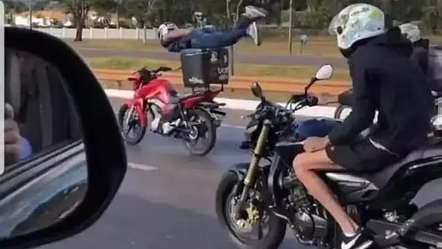 6 Aksi Absurd Bapak-Bapak Nikmati Hidup Tanpa Beban, Kocak