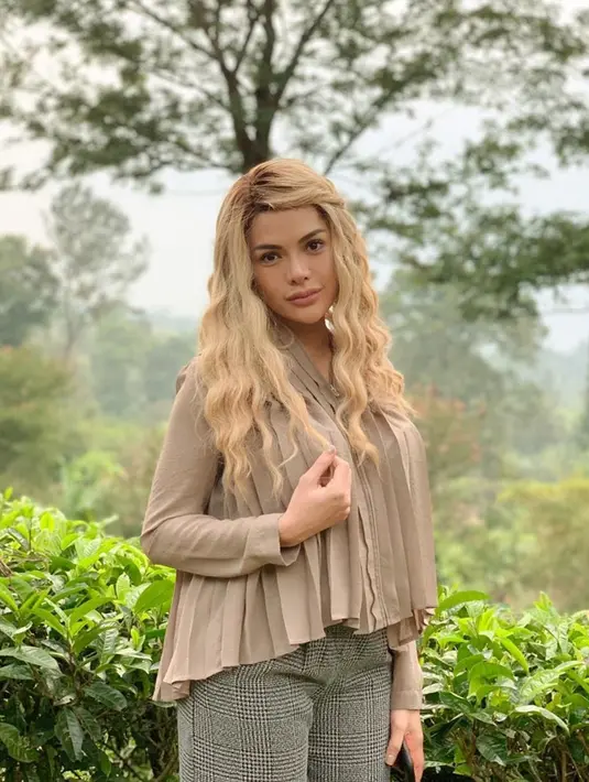 Niki mengunggah foto diri saat mengenakan wig. Niki tampil nyentrik, dengan pilihan wig berwarna blonde dengan gaya rambut wavy beach. Penampilannya ini bikin netizen terpukau. (Liputan6.com/IG/nikitamirzanimawardi_17)
