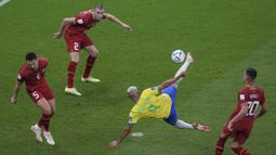 Richarlison. Sayap kiri Tottenham Hotspur berusia 25 tahun ini total mencetak 3 gol dan 1 assist dari 4 laga bagi Timnas Brasil pada ajang Piala Dunia 2022 yang menjadi debutnya di ajang sepak bola antar-negara terbesar sejagat. Gol keduanya saat mencetak brace ke gawang Serbia dalam laga yang berkesudahan 2-0 di partai pembuka Grup A menjadi salah satu gol terindah yang terjadi di Piala Dunia 2022 yang dilakukan lewat aksi tendangan salto kaki kanan. (AP Photo/Darko Vojinovic)