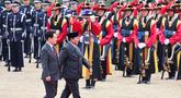 Presiden Republik Indonesia, Prabowo Subianto (kanan) bersama Presiden Korea Selatan Lee Jae myung memeriksa barisan kehormatan selama upacara penyambutan di Kantor Kepresidenan, Seoul pada Rabu 1 April 2026. Usai kunjungan kenegaraan di Jepang, Presiden Republik Indonesia, Prabowo Subianto, melanjutkan lawatannya ke Korea Selatan. (YONHAP/AFP)