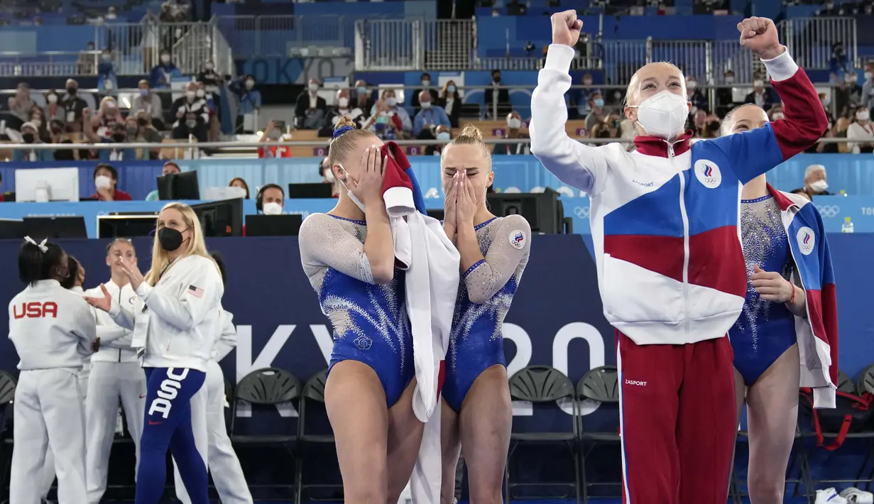 Tim putri senam artistik Komite Olimpiade Rusia (kanan) merayakan kemenangan usai meraih medali emas di Olimpiade Tokyo 2020, Selasa (27/72021). (Foto: AP/Ashley Landis)
