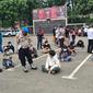 Puluhan pelajar Jakarta dan Tangerang diamankan polisi saat hendak tawuran usai mengikuti hari pertama pembelajaran tatap muka (PTM) terbatas. (Liputan6.com/ Pramita Tristiawati)
