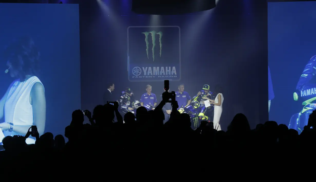Pebalap Monster Energy Yamaha, Valentino Rossi dan Maverick Vinales saat peluncuran motor baru untuk MotoGP 2019 di Hotel Four Season, Senin (4/2). Motor baru tersebut diharapkan bisa mengangkat performa Yamaha. (Bola.com/Okie Prabhowo)