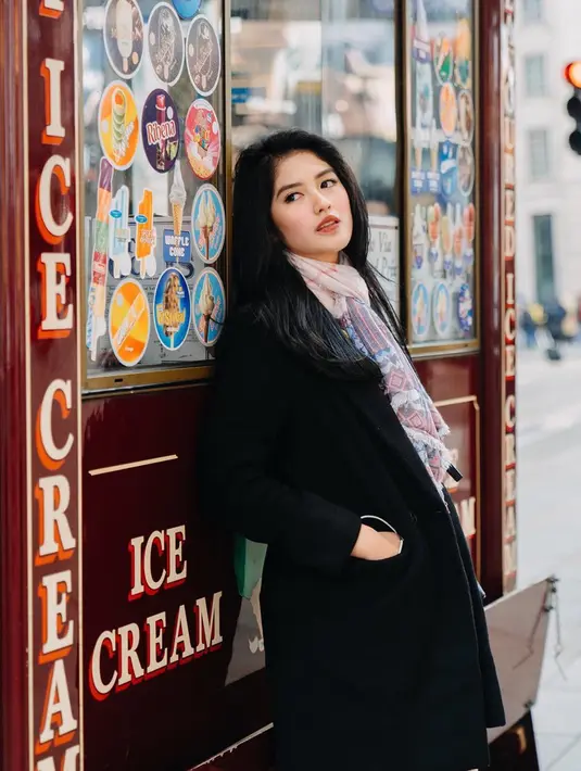 Tak hanya gaya busananya yang terlihat kasual. Akan tetapi Ochi juga lebih sering terlihat tampil dengan makeup natural saat berlibur di luar negeri. (Liputan6.com/IG/@ochi24)