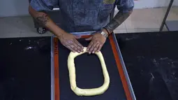 Chef Francisco Vasquez membuat kue tradisional Rosca de Reyes di toko rotinya sehari sebelum Epiphany atau Hari Tiga Raja, Mexico City, Meksiko, 5 Januari 2022. (AP Photo/Fernando Llano)