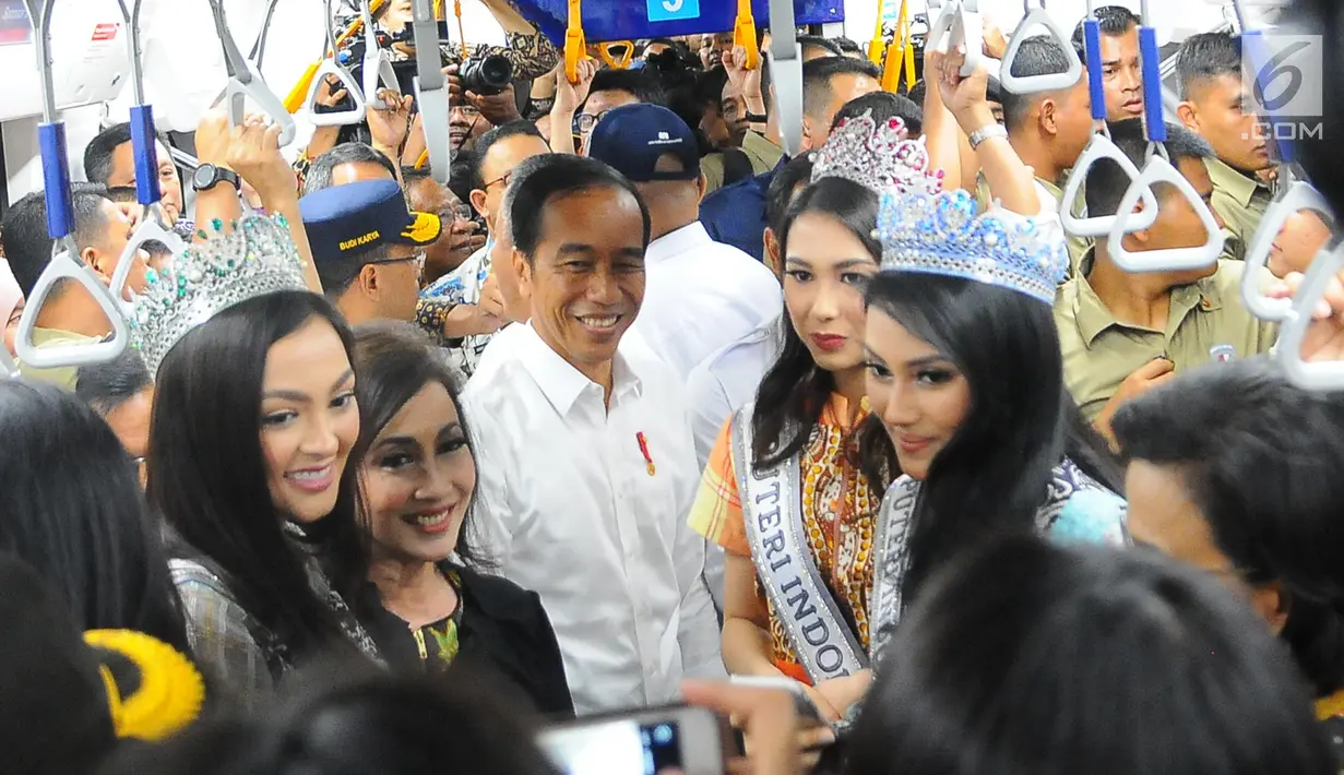 Presiden Joko Widodo bersama Puteri Indonesia mencoba moda transportasi MRT di Jakarta, Selasa (19/3). Jokowi dan para Menteri naik dari Stasiun Bundaran HI menuju Stasiun Lebak Bulus. (Liputan6.com/Angga Yuniar)