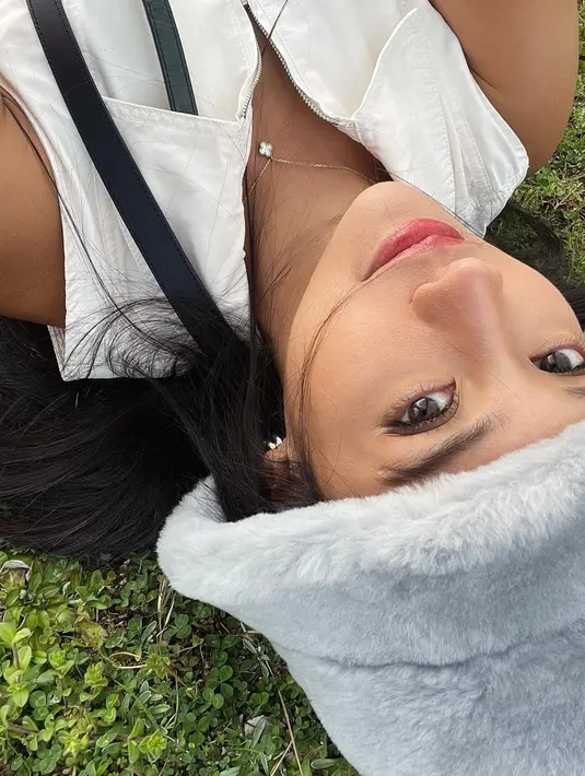 Tak tampil berlebihan, Anya terlihat dengan riasan minimalis dan pulasan lipstik merah muda yang glossy. [Foto: Instagram/anyageraldine]