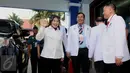 Cawagub DKI Jakarta 2017 Sylviana Murni menyapa media saat akan menjalani tes kesehatan di RSAL Dr. Mintoharjo, Jakarta, Sabtu (24/9). Sylviana tiba dengan mengenakan kerudung hitam bermotif dan kemeja putih. (Liputan6.com/Gempur M Surya). 