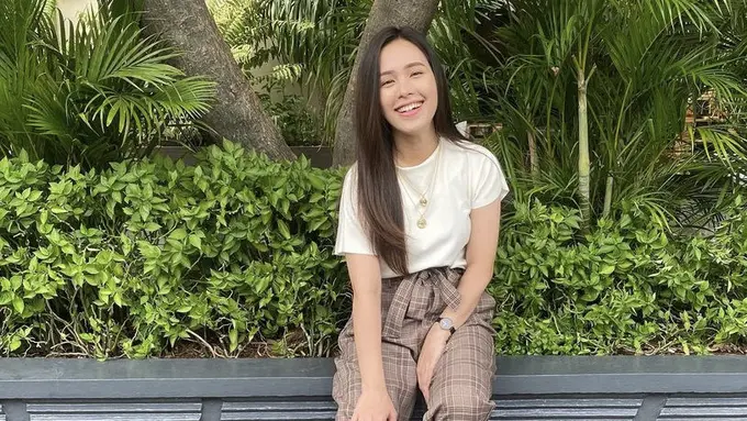 Penampilan Sederhana Lady Nayoan istri Rendy Kjaernett