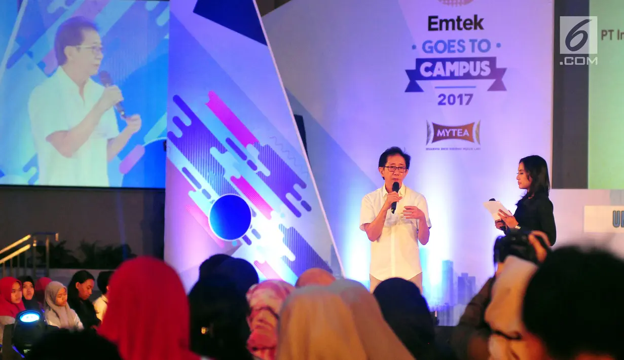 Direktur Marketing PT Sido Muncul Irwan Hidayat saat menjadi pembicara di EMTEK Goes To Campus (EGTC) 2017 di Universitas Airlangga, Surabaya, Kamis (14/9). Para pembicara bercerita pengalaman soal bisnis dan kunci sukses. (Liputan6.com/Helmi Afandi)