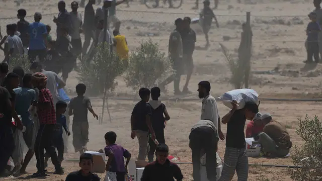 Potret Warga Gaza Berebut Paket Bantuan Kemanusiaan yang Dikirim via Udara