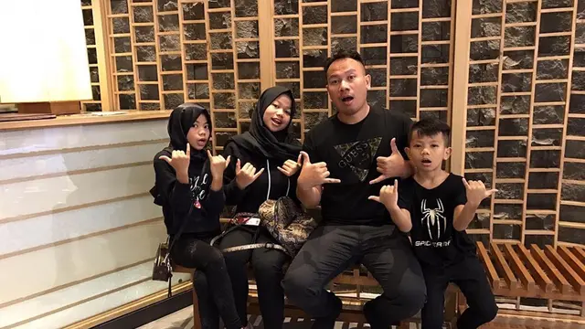Tulis Pesan Menyentuh Buat Anak, Ini 6 Momen Manis Vicky dengan Ketiga Buah Hatinya