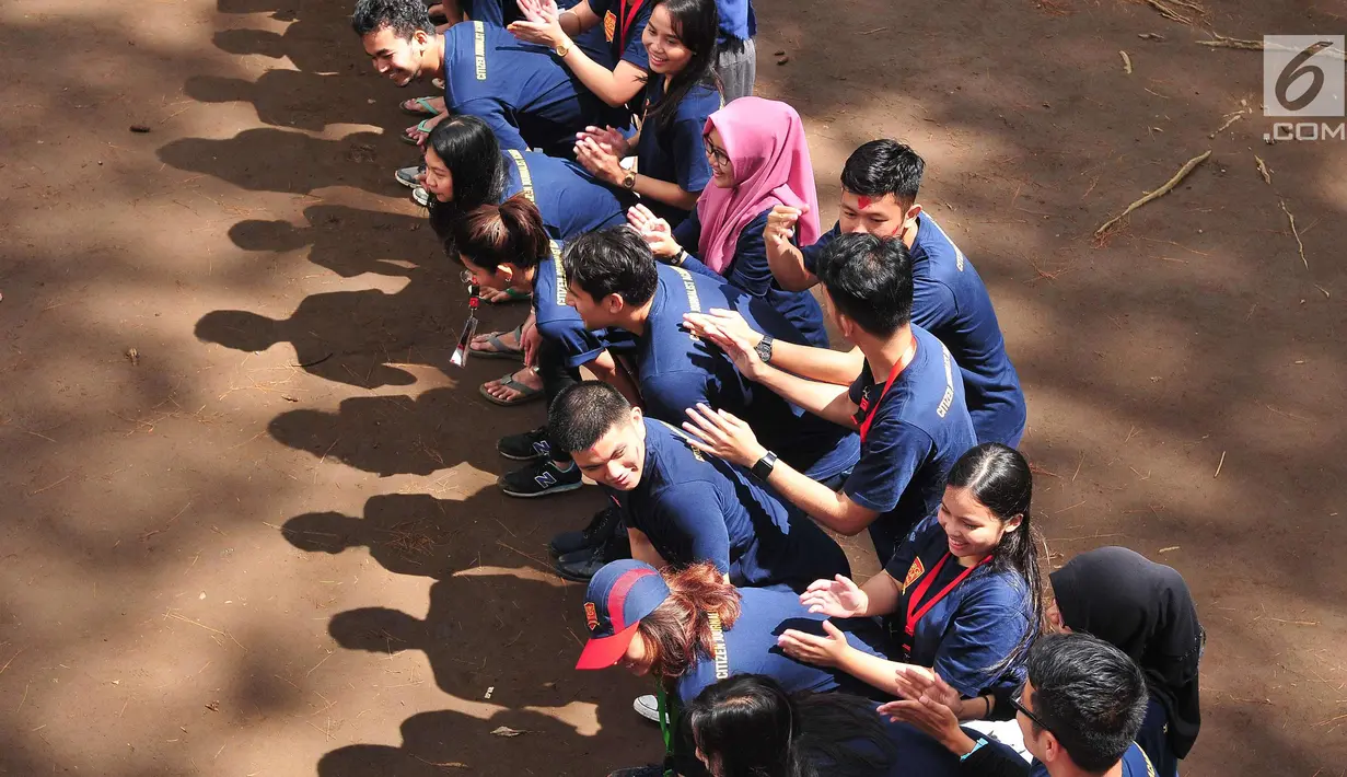 Sejumlah peserta mengikuti game di Jambore Citizen Journalist Academy Energi Muda Pertamina di Cikole, Bandung (16/11). Jelang Awarding, para finalis menjalani beberapa rangkaian acara. (Liputan6.com/Helmi Afandi)