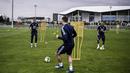 Pemain Olympique Lyon melakukan latihan di Decines-Charpieu Groupama, Prancis, Rabu (10/6/2020). Olympique Lyon melakukan persiapan Jelang leg kedua babak 16 besar Liga Champions melawan Juventus. (AFP/Jeff Pachoud)