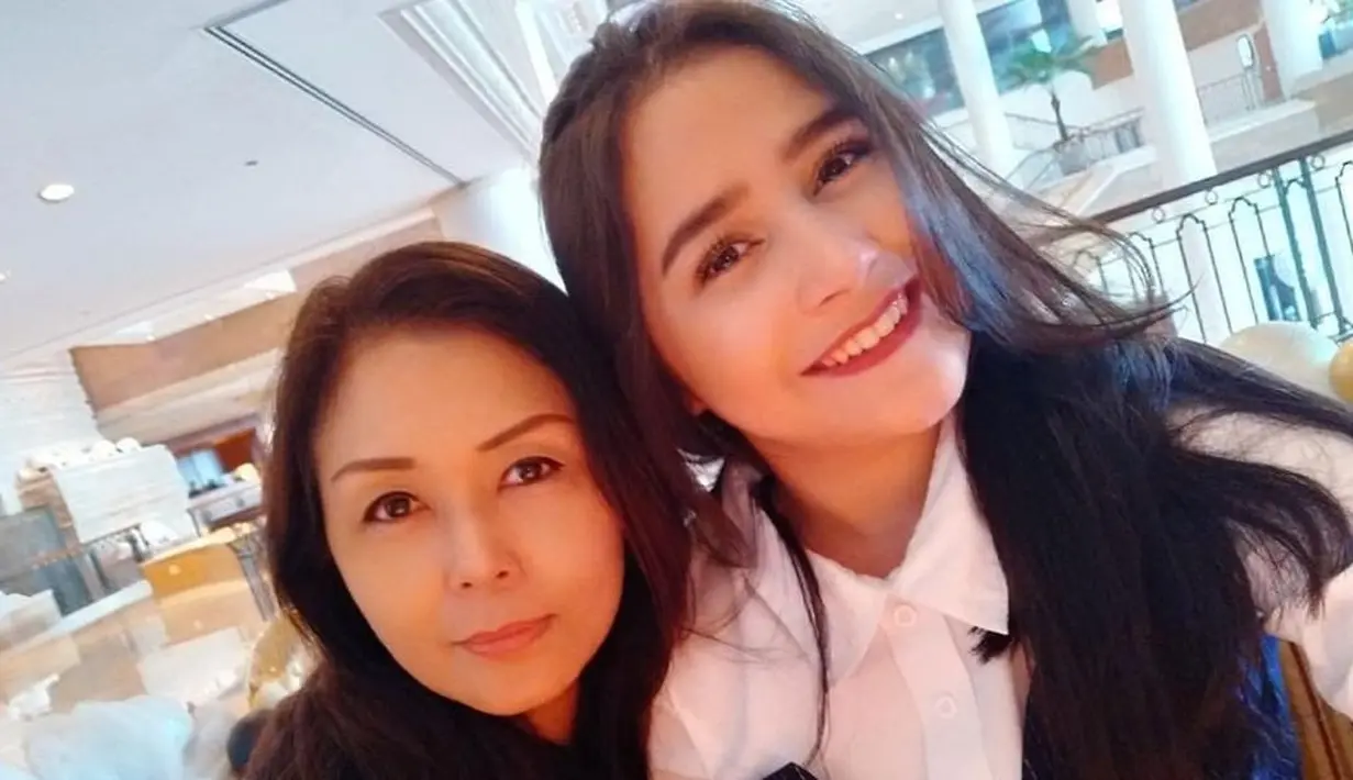 Atau kamu juga bisa menumpuk kemeja putih polos dengan innerwear yang kamu kenakan di bagian luar, seperti yang dilakukan Prilly ini. Selain terlihat manis, padu padan ini juga bisa membuat siluet tubuhmu terlihat lebih kurus loh, Sahabat FIMELA! Foto: Instagram.