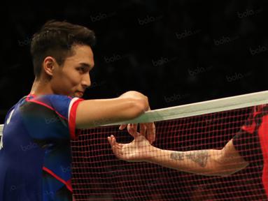 Tatapan Jonatan membuat Lin Dan tertunduk saat  laga Indonesia Open 2016 di Istrora Senayan, Jakarta, Kamis (2/6/2016). (Bola.com/Nicklas Hanoatubun)