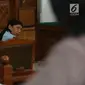 Terdakwa kasus teror bom Thamrin, Aman Abdurrahman menjalani sidang pembacaan vonis di Pengadilan Negeri Jakarta Selatan, Jumat (22/6). Aman Abdurrahman hadir dengan pengawalan ketat satuan kepolisian bersenjata lengkap. (Liputan6.com/Angga Yuniar)