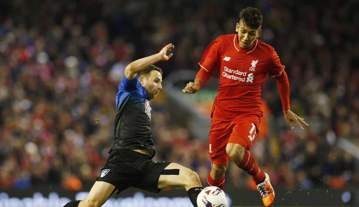 Pemain Liverpool, Roberto Firmino berusaha menghindari tekel pemain Bournemouth, Marc Pugh pada laga Piala Liga Inggris di Stadion Anfield, Inggris, Rabu (28/10/2015). (Action Images via Reuters/Lee Smith)