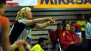 Pelatih tim putri Jakarta BNI 46, Svetlana Ilic memberikan arahan saat laga melawan Jakarta Electric PLN di Pertamina Proliga 2015 di Dome Sport Balikpapan, (7/2/2015). Jakarta Electric PLN unggul 3-1 atas Jakarta BNI 46. (Liputan6.com/Helmi Fithriansyah)