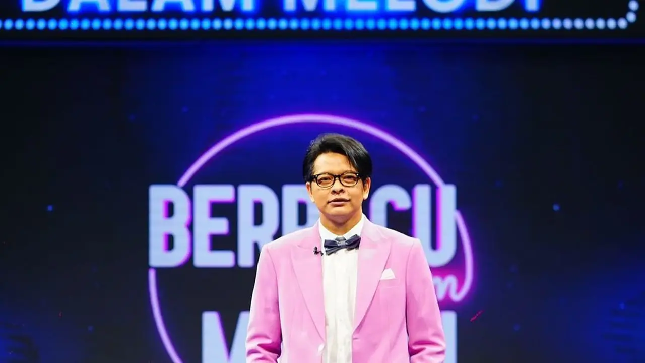 Armand Maulana sebagai host kuis Berpacu Dalam Melodi (https://www.instagram.com/p/COU4e8-LqL0/)