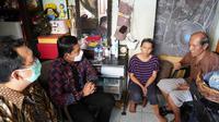 Direktur Merek dan Indikasi Geografis, Kurniaman saat mengunjungi kediaman pencipta lagu Andi Mapajalos di kawasan Ciledug, Tangerang Selatan, Rabu, 21 April 2022. (Poto Humas DJKI)