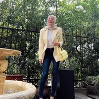 Olla Ramlan dikenal dengan gaya stylishnya yang classy dan modern di segala kesempatan. Blazer menjadi fashion item favorit yang dipakainya.