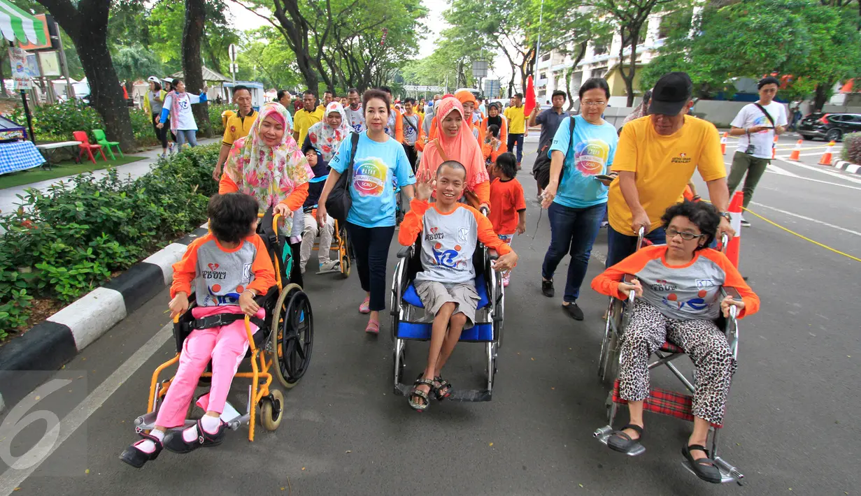 Anak-anak disabilitias mengikuti jalan sehat dalam acara Jalan Sehat Keluarga Disabilitas (JSKD) di Pasar Akhir Pekan SCBD, Jakarta (11/12). Kegiatan tersebut dalam rangka memperingati Hari Disabilitas Internasional.(Liputan6.com/Fery Pradolo)