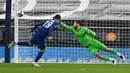 Gelandang Chelsea, Mason Mount mengirimkan tendangan penalti  yang melebar dari kiper Tottenham Hotspur Hugo Lloris pada pertandingan babak keempat Piala Liga Inggris di Stadion Tottenham Hotspur, London, Selasa (29/9/2020). Tottenham menang adu penalti atas Chelsea 5-4. (Neil Hall/Pool via AP)