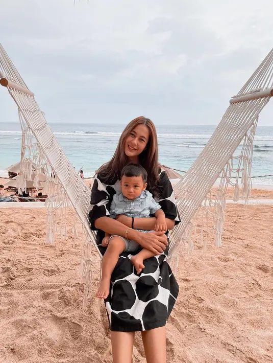 "Jadi gagal ke Bali udah semuanya udah di dp segala. Jadinya gagal," tuturnya. (Instagram/paula_verhoeven)