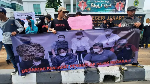 Aliansi masyarakat dan mahasiswa menggelar unjuk rasa di depan Pengadilan Negeri (PN) Jakarta Barat, Selasa (9/5/2023).