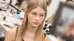 Gadis muda ini tampil menggunakan sheer dress alias gaun tipis tembus pandang yang memperlihatkan nyaris seluruh bagian tubuhnya.