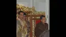Presiden Jokowi dan Wapres Jusuf Kalla mengenakan batik lengan panjang berwarna cokelat, Jakarta, Senin (3/11/2014). (Liputan6.com/Herman Zakharia) 
