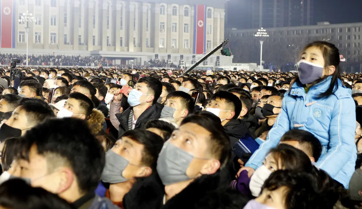 Warga mengikuti upacara pengibaran bendera nasional pada pertunjukan Tahun Baru di Kim Il-sung Square, Pyongyang, Korea Utara, Sabtu (1/1/2022). Ratusan orang di Pyongyang berkumpul dengan mengenakan masker untuk menyaksikan pertunjukan kembang api menyambut Tahun Baru 2022. (AP Photo/Cha Song Ho)