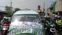 Konvoi bareng ratusan sopir angkot dan ojek online di Tangerang pasca bentrokan Kamis (8/3). (Liputan6.com/Pramita)