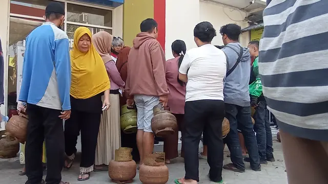 Antrian LPG 4 kilogram pada salah satu SPBU di Kota Kendari.