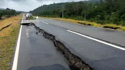 Kondisi jalan yang rusak usai gempa berkekuatan 7,6 SR melanda Pulau Chiloe, Chili, Minggu (25/12). Gempa Chile tersebut memutus arus listrik dan merusak jalanan, meski kerusakan struktural terjadi terbatas.( REUTERS / Stringer )