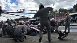 Pebalap Manor Racing asal Indonesia, Rio Haryanto, melakukan pit stop balapan F1 GP Jerman di Sirkuit Hockenheim, (31/7/2016). (Bola.com/Twitter/Manorracing)