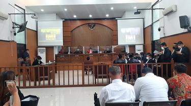 Dua terdakwa kasus Unlawful Killing Laskar Front Pembela Islam (FPI) menjalani sidang perdana di Pengadilan Negeri (PN) Jakarta Selatan, Senin (18/10/2021).