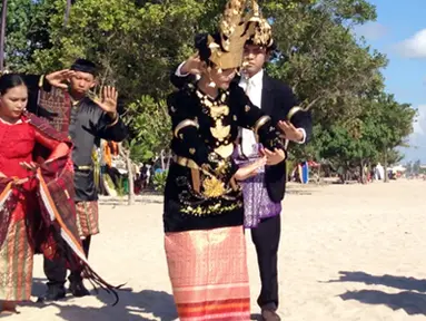 Citizen6, Bali: Massa menggelar aksi damai tentang pengakuan negara tetangga terhadap Tarian Tor Tor di Pantai Kuta pada, Jumat (22/6). (Pengirim: Ian Lubis).